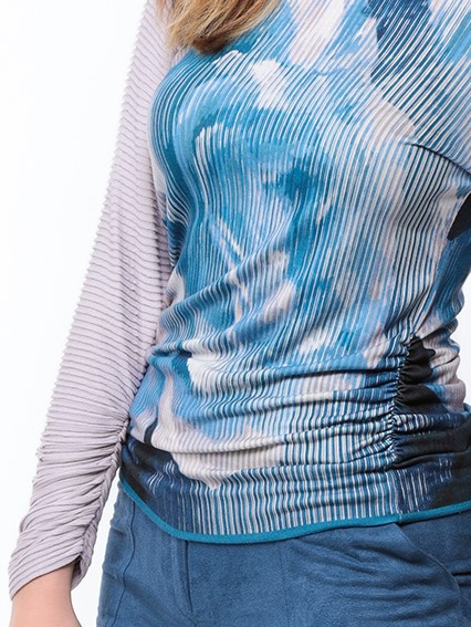 Pull drapé bi-matière en laine et viscose bleu et parme imprimé 